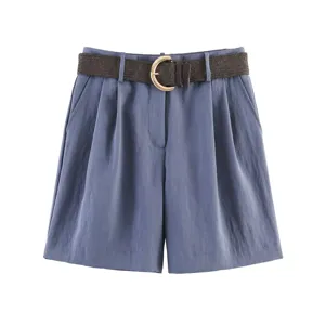 Vista detallada de short azul de talle alto plisado con cinturón tejido y hebilla elegante.
