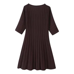 Dunkelbraunes Kurzarm Rippstrick Kleid Detail, zeigt vertikale Textur und ausgestellten Saum.