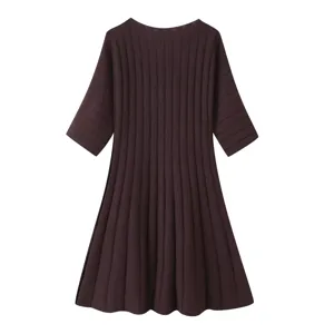 Dunkelbraunes, kurzärmeliges Rippstrick-Minikleid, lässiges Sommer- und Herbst-Kurzkleid.