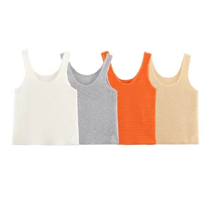 Detailansicht von vier bunten Strick-Tanktops mit Netz-Hohldesign und elegantem U-Ausschnitt.