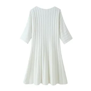Strickkleid Detail, elegante Rippenstruktur, bequemer Stoff für Damen, modisch und schick.
