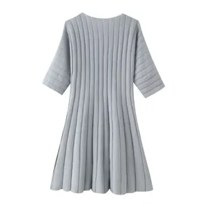 Graues Kurzarm-Rippstrickkleid Detail, elegante Saumtextur, stilvolle Sommerkleidung.