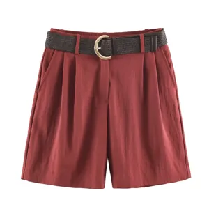 Short rojo de talle alto con pinzas, equipado con cinturón trenzado y hebilla dorada.
