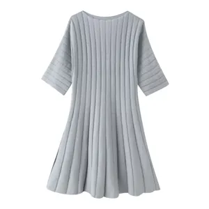 Graues Rippstrickkleid mit kurzen Ärmeln, Rundhalsausschnitt und figurschmeichelnder Passform.