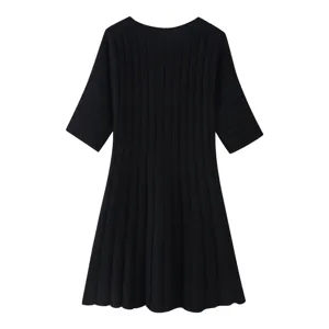 Details zum schwarzen Kurzarm Strick Mini Kleid, stilvolle Ripptextur und bequeme Passform.