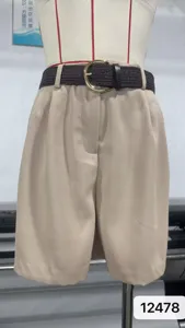 Pantalones cortos casuales de talle alto beige para mujer con cinturón trenzado.