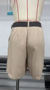Shorts de mujer en color beige de tiro alto, con cinturón trenzado y diseño de pliegues.