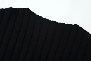 Schwarzes Rippstrick-Gewebe Detail, elegante Textur für modische Damenbekleidung.