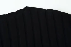 Schwarzes Strick-Plissee-Minikleid Stoffdetailaufnahme, ideal für Sommer-Herbst-Mode.