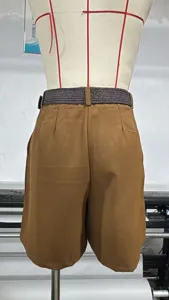Short casual de tiro alto para mujer con diseño de pliegues y cinturón, vista trasera.
