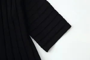Schwarzes Strick-Minikleid Ärmeldetail, mit schicker Rippenstruktur und schlankem Design.