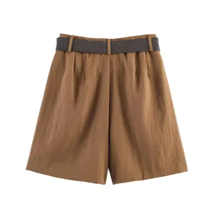 Vista detallada de pantalones cortos marrones de tiro alto para mujer con cinturón y pliegues.