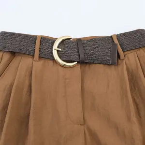 Pantalones cortos plisados de talle alto para mujer con cinturón trenzado y hebilla.