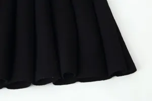 Nahaufnahme der Detailansicht von schwarzem gestrickten Plissee Kleid Stoff, elastisch.