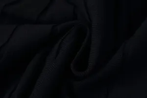 Schwarzes Strickstoff Detail Nahaufnahme mit feiner Rippenstruktur und hochwertiger Qualität.