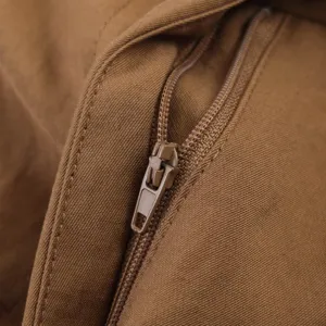 Detalle cremallera pantalones cortos marron primer plano textura tela moda casual