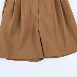 Detalle de pantalón corto de talle alto plisado casual mujer, moda chic verano estilo.