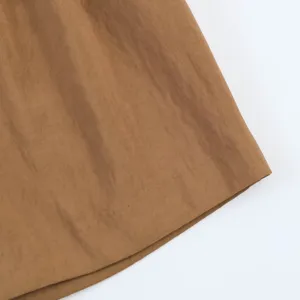 Primer plano de la textura del tejido marrón para pantalones cortos, trama fina.