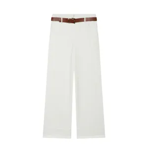 Détails du pantalon blanc taille haute avec une ceinture marron et un ourlet élégant.
