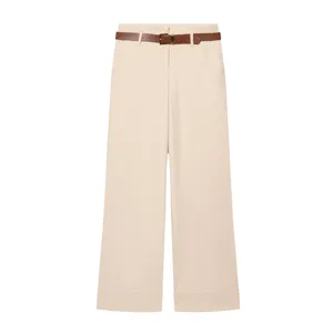 Pantalon de costume femme beige taille haute droit avec ceinture marron et ourlets retournés.
