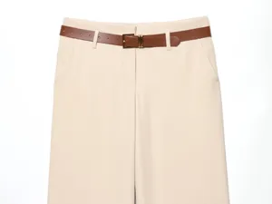 Pantalon de loisirs taille haute beige avec ceinture en cuir marron, style mode d'été.