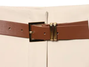 Gros plan détaillé d'un pantalon décontracté pour femme avec une élégante ceinture.