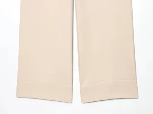 Pantalon décontracté droit beige pour femme vue détaillée avec revers élégant et belles coutures.
