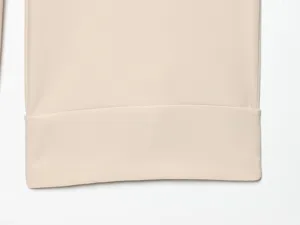 Gros plan détaillé d'un pantalon de loisirs pour femme avec un ourlet à revers et des coutures.