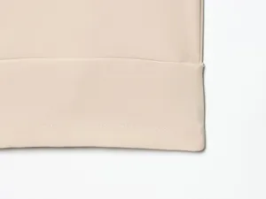 Gros plan de détail sur l'ourlet du pantalon pour femme, tissu de qualité, belles coutures.