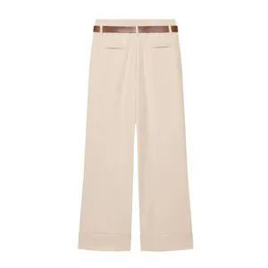 Vue détaillée du pantalon décontracté beige à taille haute et jambe droite avec une ceinture.