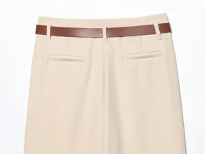 Pantalon décontracté beige à taille haute avec ceinture marron, détail élégant pour femmes.