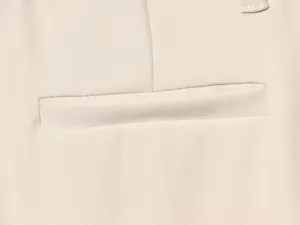 Vue detaillee de la poche de pantalon decontractee beige stylisee avec de belles finitions.