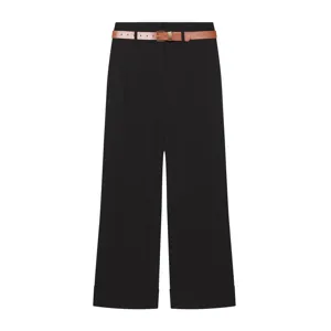 Détails rapprochés de pantalon noir taille haute pour femme avec une ceinture marron élégante.