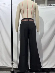 Pantalon décontracté noir taille haute jambe droite avec ceinture marron, vue arrière détail.