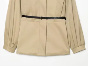 Détail de veste minimaliste kaki avec ceinture, vêtement d'extérieur urbain élégant.