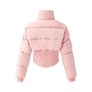 Rückansicht einer stilvollen rosa Daunenjacke mit Stehkragen und geripptem Saum für den Alltag.