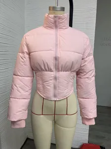 Damen rosa Stehkragen Reißverschluss kurze Pufferjacke Detail, lässiger slim gesteppter Mantel.