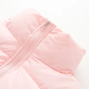 Rosa Steppjacke Kragen Detail, Winter warme gesteppte Oberbekleidung Nahaufnahme Produktfotografie