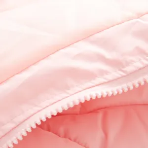 Nahaufnahme des rosa Winter-Steppjacke Stoffes mit glattem passenden Reißverschluss.
