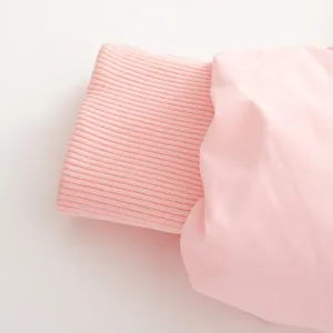 Detailansicht der rosa Rippbündchen sowie Steppstofftextur der Damen Winterjacke.