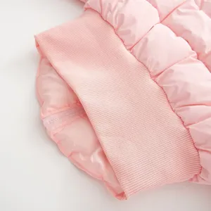 Nahaufnahme der rosa gesteppten Damen-Steppjacke mit Rippbündchen und Reißverschluss.