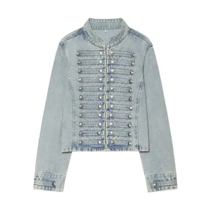 Detailansicht der stylischen Jeansjacke mit Stehkragen und eleganten Metallknöpfen verziert.
