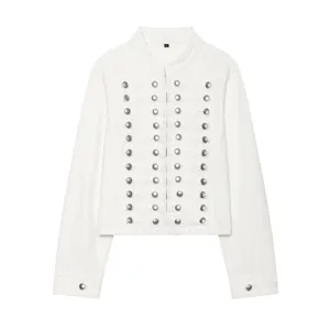 Weisse stilvolle kurze Militärjacke mit Metallknöpfen und Seilknotendetails für Damen.