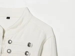 Weißes Jeansjacken-Detail mit Stehkragen, Metallknöpfen und schicken geflochtenen Akzenten.
