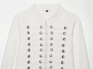 Detailansicht einer weißen Jeansjacke mit Stehkragen und dekorativen silbernen Knöpfen.