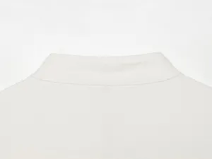 Nahaufnahme des Stehkragens einer weißen Jeansjacke mit feinen Nähten und Stofftextur.