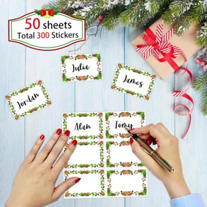 Detail van kerstcadeau-stickers met feestelijke bloemmotieven en hand die namen schrijft.