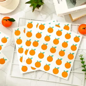 Gros plan détail de feuilles d'autocollants mignons orange sur une grille blanche.