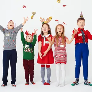Kerstcadeau-etiketten met bloemenrand en rode bessen voor feestelijke verpakkingen.