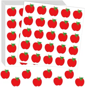 Gros plan détaillé d'autocollants pomme rouge montrant des formes prédécoupées et adhésives.